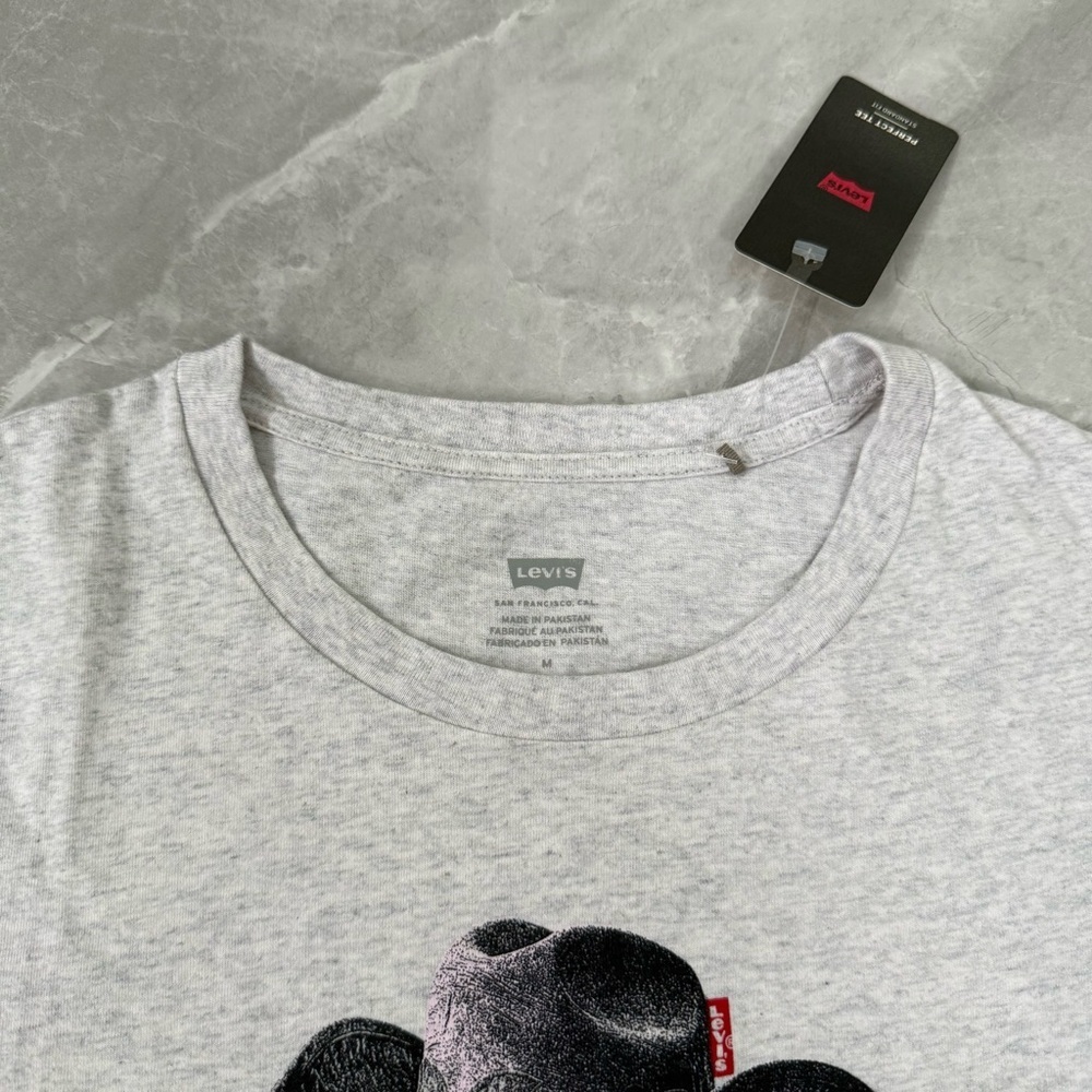 Women’s Levi’s Perfect Tee Moody Cowboy Hat Graphic Shirt Girly Size Medium - Picture 6 of 16